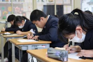 寄贈された万年筆で字を書く様子