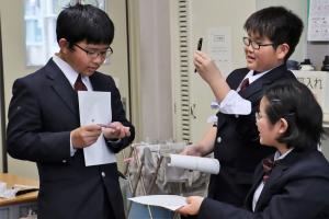 書いた文字や、寄贈された万年筆を見せ合う生徒たち