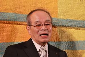 あいさつをする河野教育長