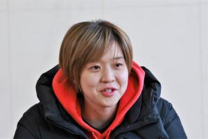 子どもたちに声をかける川原ゆいさん