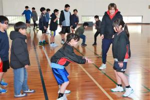 楽しみながらウォーミングアップをする様子