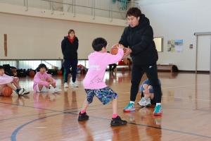 高倉さんに教えてもらう児童