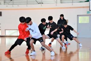 体の使い方を学ぶウォーミングアップの様子