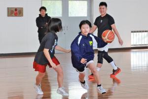 学んだ技術を使った1対1の練習をする生徒