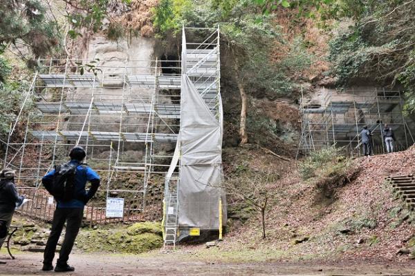 足場が組まれている熊野磨崖仏