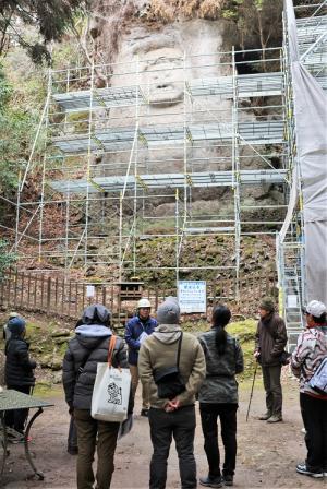 不動明王像前での説明の様子