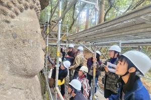 間近に摩崖仏を見学する参加者