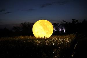 暗くなって輝く月のオブジェ