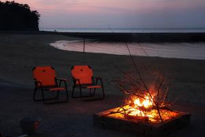 ビーチの目の前での焚火体験会場