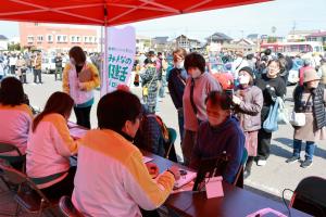 明治安田生命大分支社豊後高田営業所による血管年齢測定の写真