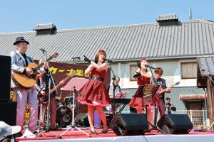 ダン永松とからあげガールズの写真