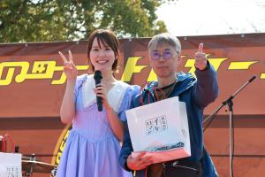 阪田マリンさんと特別賞を受賞したオーナーの写真