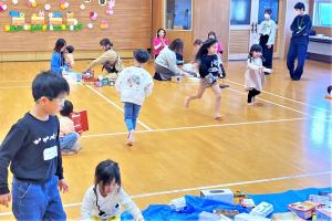 交流会でのつみつみチャレンジで元気に走る子どもたち