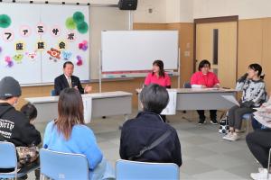 座談会で話しかける佐々木市長