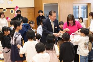 交流会の最後にプレゼントをもらう子どもたち