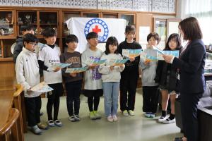 沖本さんが児童たちに説明している写真