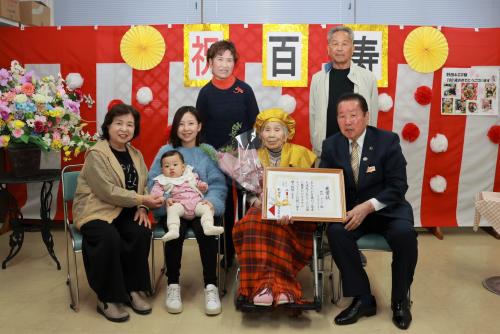 野田さんとご親族、佐々木市長の集合写真