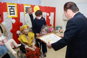 佐々木市長から報賞状が手渡される写真