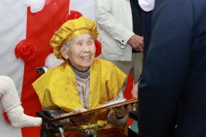 笑顔を見せる野田さんの写真