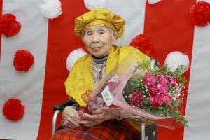 花束を手にする野田さんの写真