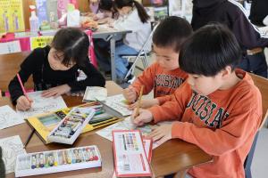 ぬり絵をしているこどもたちの写真