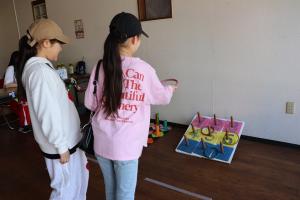 輪投げをしている子どもの写真