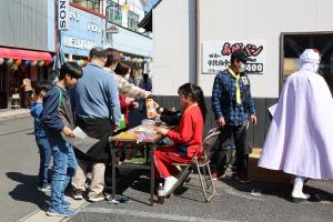 だがしを手渡している写真