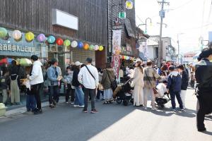 行列ができている遊びスポットの写真