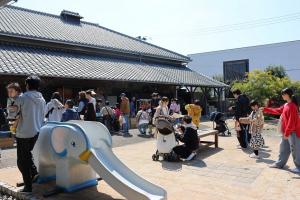 人で賑わっている昭和ロマン蔵の写真