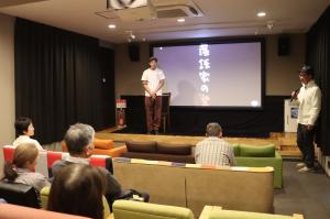 榎園監督と、監督を紹介する市川館長