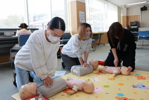 心肺蘇生法を学ぶ参加者の写真