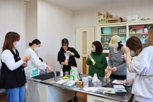 ハイゼックス袋での調理を学ぶ参加者の写真