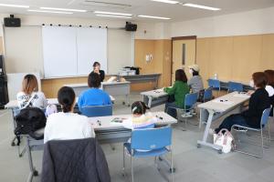 講師の内野さんが説明をしている写真