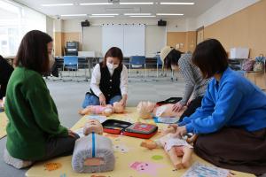 胸骨圧迫などの蘇生法を学ぶ参加者の写真