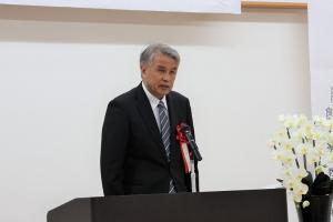 あいさつをしている小野所長の写真