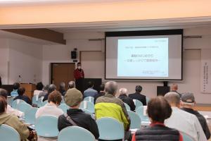 講演中の様子を後ろから撮影した写真