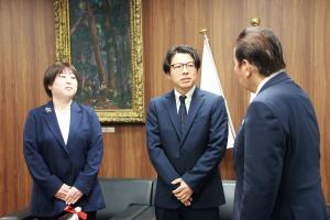 大上さんが佐々木市長にあいさつをしている写真