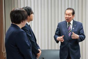 佐々木市長があいさつしている写真