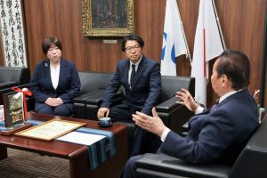 報告会で談話している写真