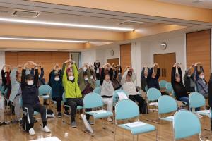 体を動かしている参加者たちの写真