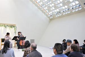 太陽と月の部屋での演奏の様子