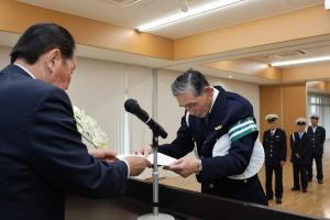 委嘱状を手渡している写真