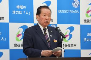 激励の言葉をおくっている佐々木市長の写真