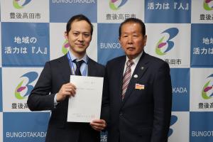 佐々木敏夫市長と久田潤平さんの写真