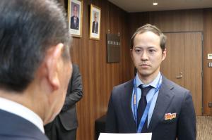 久田さんに辞令を渡す佐々木市長の様子