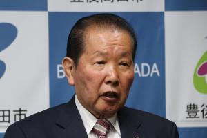 激励の言葉をかける佐々木市長の写真