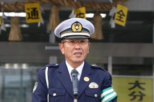 あいさつをする木田署長