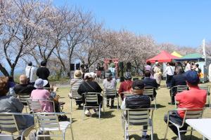 バンド演奏を楽しんでいる来場者の写真