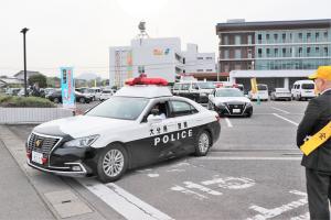 出発する車両部隊