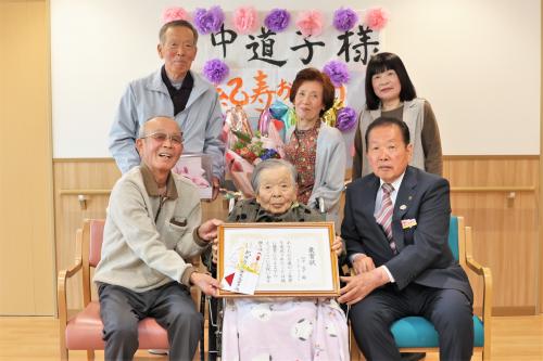 田中さん・ご家族・市長の記念撮影